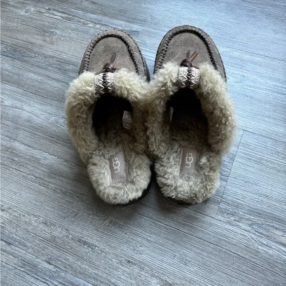 UGG Moccasin - Picture 4 of 12